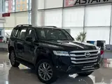 Toyota Land Cruiser Luxe 2024 года за 62 290 000 тг. в Астана